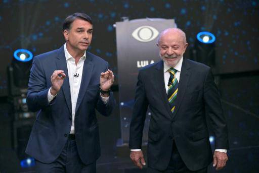 Payaso, corrupto: Lula y Flávio Bolsonaro se insultan en el primer debate electoral en Brasil