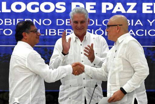 El presidente de Colombia Gustavo Petro (I) y el líder de la guerrilla del ELN, Antonio García (D), se estrechan las manos, ante el presidente de Cuba Miguel Díaz-Canel (C), durante la firma del cese al fuego en La Habana, el 9 de junio de 2023.