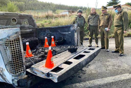 Una imagen divulgada por los Carabineros de Chile muestra el vehículo quemado donde fueron asesinados tres policías, el 27 de abril de 2024 en Cañete, en una zona mapuche de la región de Biobío, al sur de Chile