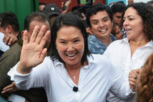 La candidata presidencial del partido Fuerza Popular, Keiko Fujimori, saluda a sus seguidores durante un acto de campaña en el mercado Edén de Callao, Perú, el 18 de mayo de 2026