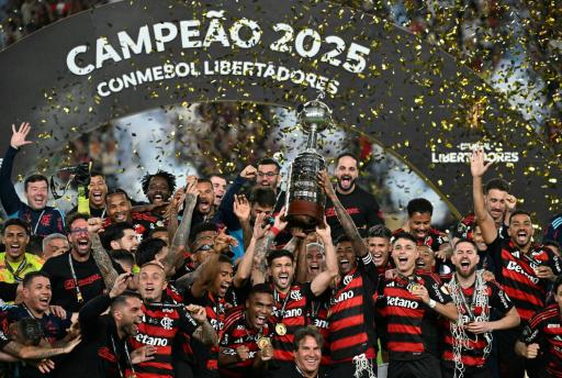 Jugadores del Flamengo levantan el trofeo como campeones de la Copa Libertadores tras vencer 1-0 en la final al Palmeiras, en el Estadio Monumental de Lima el 29 de noviembre de 2025