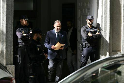 AFP | El exministro de Transportes español José Luis Ábalos sale de la sede del Tribunal Supremo tras comparecer por presunta corrupción, el 15 de octubre de 2025 en Madrid