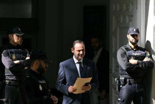 El exministro de Transportes español José Luis Ábalos sale de la sede del Tribunal Supremo tras comparecer por presunta corrupción, el 15 de octubre de 2025 en Madrid