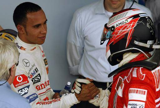 El británico Lewis Hamilton (izquierda) felicita al finlandés Kimi Raikkonen luego de que este le arrebatara el título de la Fórmula 1 de 2007 en la última carrera del año por un punto, el 16 de noviembre de 2007 en Sao Paulo