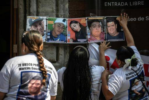 Familiares de personas desaparecidas cuelgan fotografías durante una protesta en el exterior del Centro Cultural de España en México, en Ciudad de México, el 21 de abril de 2026, durante la reunión con el alto comisionado de la ONU Volker Turk