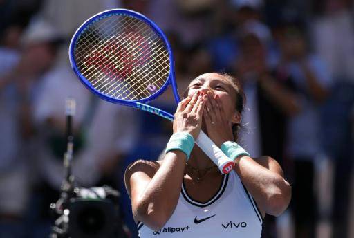 Zheng da otro golpe en el US Open tumbando a Swiatek; Cerúndolo busca cuartos