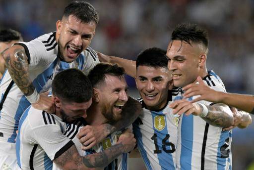 El astro argentino Lionel Messi (C) celebra con sus compañeros un gol de Argentina ante Panamá en un partido amistoso en Buenos Aires el 23 de marzo de 2023