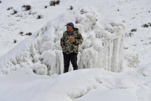 El ganadero Erkinbek Kaldanov en un glaciar artificial cerca del pueblo de Syn-Tash, en Kirguistán, el 13 de febrero de 2024