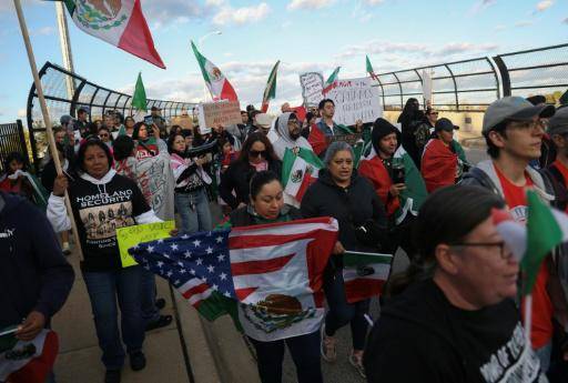 Manifestantes protestan contra la arremetida migratoria de la administración de Donald Trump en Chicago.
