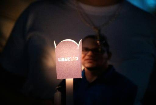 Una persona sostiene una vela con la palabra Libertad durante una vigilia para demandar la liberación de los presos políticos, en el exterior de la cárcel El Rodeo I, en Guatire, Venezuela, el 8 de febrero de 2026