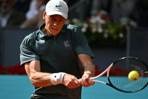 El número uno del mundo, Jannik Sinner, devuelve una bola en su partido contra el francés Benjamin bonzi en el Masters 1000 de Madrid el 24 de abril de 2026.