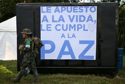 Un centenar de guerrilleros entrega las armas en acuerdo con Petro en Colombia