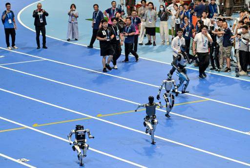 Comienza en China la primera competencia de robots humanoides
