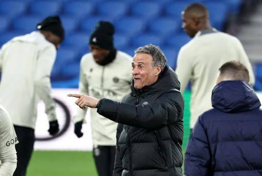 El entrenador del Paris Saint-Germain, Luis Enrique (c), ríe durante un entrenamiento en la ciudad española de San Sebastián el 4 de marzo de 2024