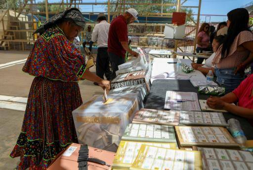 La presidenta de México propone una reforma electoral que reduce costos y achica el Senado