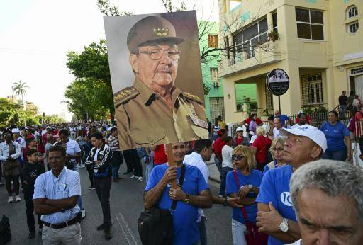 Un hombre sostiene una fotografía del expresidente cubano, Raúl Castro, durante una celebración por el 65 aniversario de la invasión de bahía de Cochinos y de la proclamación del carácter socialista de la revolución cubana, el 16 de abril de 2026 en La Habana