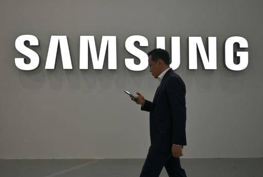 Un visitante pasa junto al logotipo de Samsung Electronics durante la Feria de Electrónica de Corea 2025