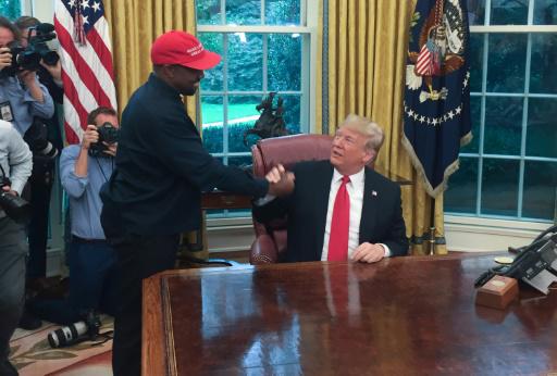 El entonces presidente Donald Trump se reúne con el rapero Kanye West en el Despacho Oval de la Casa Blanca en 2018