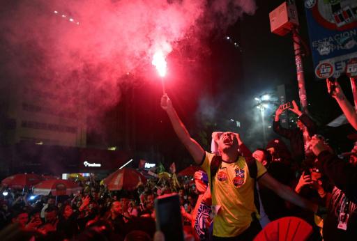 Un partidario del presidente de Brasil, Luiz Inácio Lula da Silva, enciende una bengala tras conocer los resultados de la segunda vuelta electoral, en Sao Paulo, el 25 de octubre de 2026