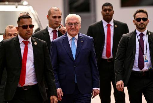 El presidente de Alemania, Frank-Walter Steinmeier (C), a su llegada al Palacio de Las Garzas, sede del gobierno panameño, Ciudad de Panamá, el 16 de marzo de 2026
