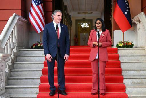 La presidenta interina de Venezuela, Delcy Rodríguez, toma la palabra junto al secretario del Interior de EEUU, Doug Burgum, el 4 de marzo de 2026 en Caracas
