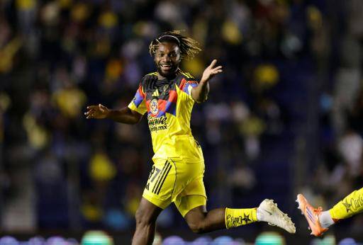 El delantero francés Allan Saint-Maximin celebra un gol con el América de México el 1 de noviembre de 2025 en el estadio Ciudad de los Deportes, en Ciudad de México