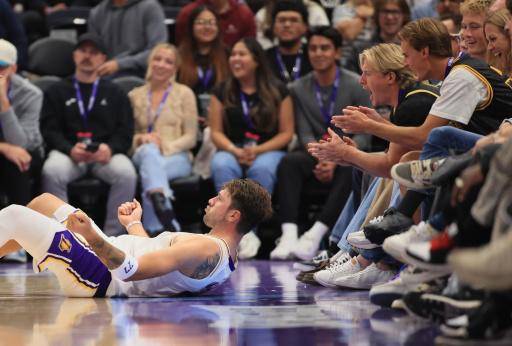 Doncic anota 52 puntos para unos Lakers infalibles en el inicio de temporada