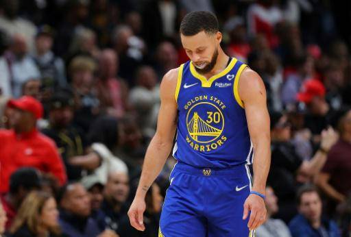 Curry anota 60 puntos pero Warriors caen en Atlanta; Lakers frenan racha de Knicks