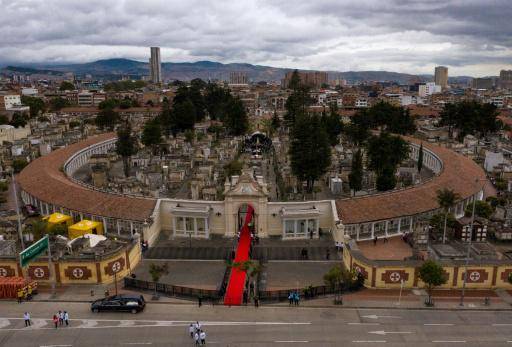 Colombia entierra al presidenciable asesinado sin Petro