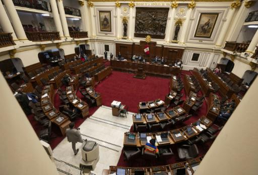 Congreso de Perú bloquea hasta agosto debate de un adelanto de elecciones