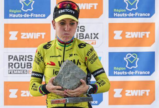 La ciclista francesa Pauline Ferrand Prevot recibe el premio de ganadora de la carrera París-Roubaix, entre las localidades francesas de Denain y Roubaix, el 12 de abril de 2025