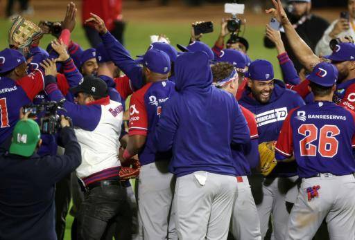Los jugadores del Leones del Escogido de República Dominicana celebran su victoria sobre los Charros de Jalisco de México en las Series del Caribe de béisbol el 7 de febrero de 2025 en la ciudad mexicana de Mexicali