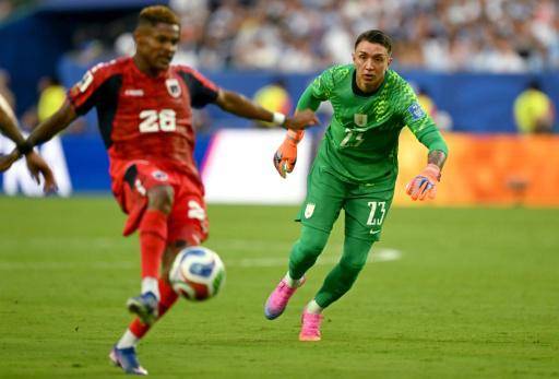 Muslera empaña su regreso a la Celeste con un grave error ante Cabo Verde