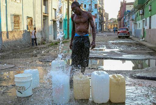 La escasez de agua fuerza a cubanos a cavar pozos para abastecerse