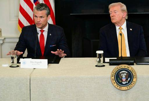 El secretario de Defensa de EEUU, Pete Hegseth, habla ante el presidente Donald Trump durante una reunión sobre seguridad en la Casa Blanca, el 23 de octubre de 2025 en Washington