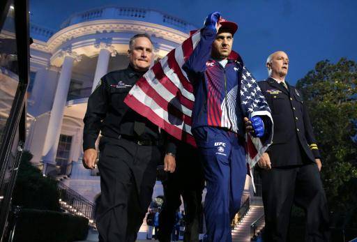 Tras acuerdo con Irán, Trump celebra su 80 cumpleaños con show de artes marciales