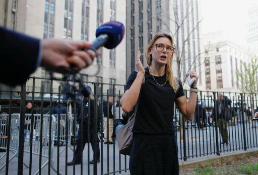 Kara McGee, descartada en la selección del jurado, habla con la prensa en el exterior del Tribunal Supremo de Manhattan, el 16 de abril, donde se celebra el histórico juicio al expresidente Donald Trump
