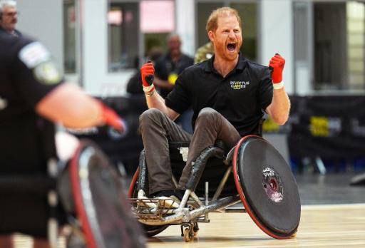 El príncipe Enrique participa en una sesión de rugby en silla de ruedas durante un evento en el marco de los preparativos de los Invictus Games previstos para 2027, en Birmingham, centro de Inglaterra, el 10 de julio de 2026.