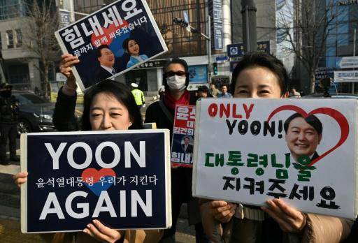 Los partidarios del expresidente de Corea del Sur Yoon Suk Yeol se reúnen frente al Tribunal Central de Distrito de Seúl el 16 de enero de 2026