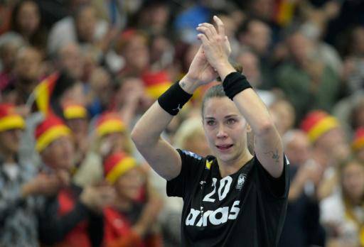 La alemana Nina Engel aplaude tras vencer a Brasil en cuartos de final del Mundial de Balonmano, en Dortmund, Alemania, el 9 de diciembre de 2025