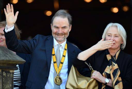 El historiador y escritor británico Timothy Garton Ash saluda tras recibir el premio Carlomagno, acompañado por su esposa, Danuta, en la ciudad alemana de Aquisgrán, el 25 de mayo de 2017