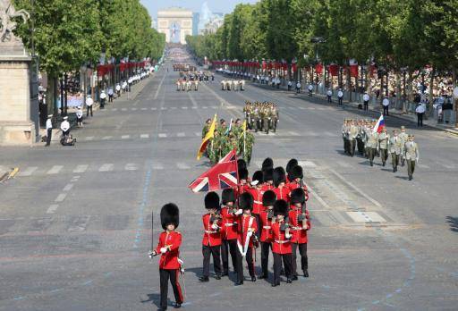 Francia celebra su fiesta nacional con un desfile en honor a Ucrania y los europeos