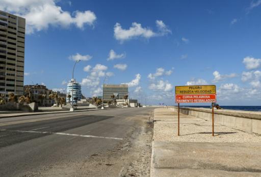 Una avenida de La Habana cercana a la embajada de Estados Unidos (al fondo) se ve vacía el 8 de febrero de 2026