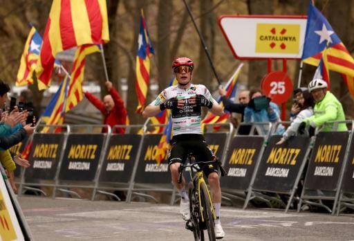 Jonas Vingegaard celebra su victoria en la sexta etapa de la Volta ciclista a Cataluña. En el Santuario de La Mare de Deu de Queralt (provincia de Barcelona, noreste de España), el 28 de marzo de 2026