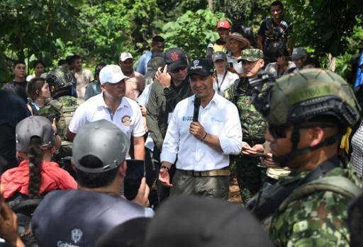 El ministro de Defensa de Colombia, Pedro Sánchez (c), participa en una operación de erradicación de narcocultivos en la municipaldad de Villagarzón, en el departamento de Putumayo, el 11 de junio de 2026