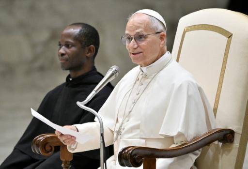 El papa León XIV habla durante una audiencia para felicitar las fiestas navideñas a los empleados y miembros de la Santa Sede, el 22 de diciembre de 2025 en el Vaticano