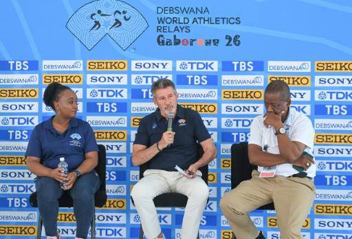 El presidente de la Federación Internacional de Atletismo (World Athletics), Sebastian Coe (c), en una rueda de prensa del Mundial de Relevos, en Gaborone, el 1 de mayo de 2026