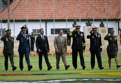El presidente colombiano, Gustavo Petro (centro, con traje claro), y su ministro de Defensa, Pedro Sánchez (con traje oscuro), asisten con jefes de la cúpula militar de Colombia a un acto en la academia de la policía, el 13 de noviembre de 2025 en Bogotá