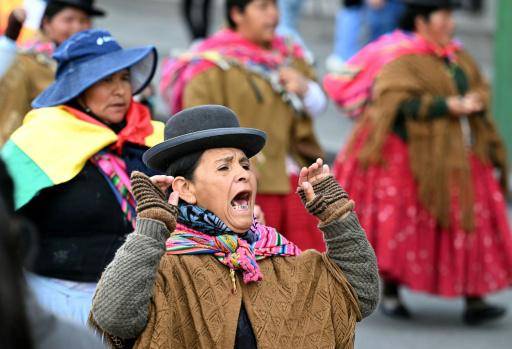 Nuevos choques en las protestas en Bolivia pese a que el presidente recorta su salario
