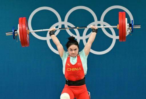 Sin preseas latinas, china Luo Shifang gana oro y marca récords en halterofilia -59 kg